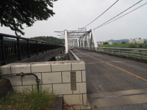 中橋の隣(上流)にある渡良瀬橋の橋名板の写真です。
