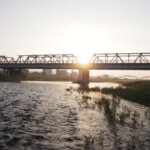 朝日と渡良瀬橋の写真です。