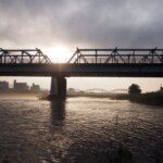 昇る朝日と渡良瀬橋の写真です。