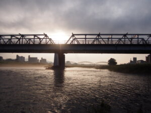 昇る朝日と渡良瀬橋の写真です。