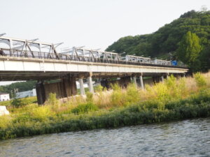 きれいに塗装された渡良瀬橋の写真です。