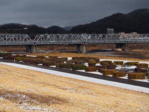雪の渡良瀬橋の写真です。
