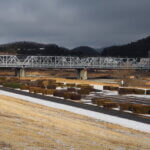 雪の渡良瀬橋の写真です。