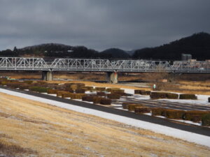 雪の渡良瀬橋の写真です。