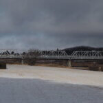 雪の渡良瀬橋の写真です。