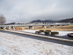 雪の渡良瀬橋の写真です。