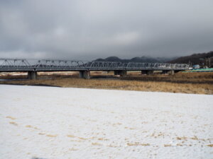 雪の渡良瀬橋の写真です。