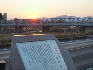 渡良瀬橋の歌碑と夕日が沈む渡良瀬橋の写真です。