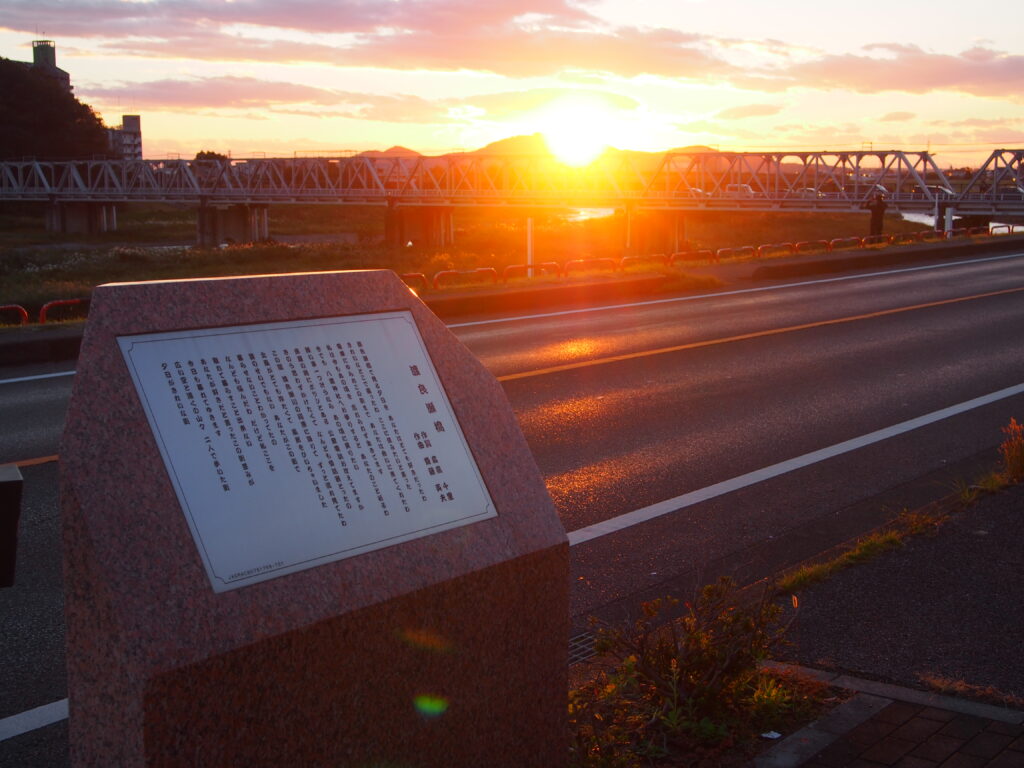渡良瀬橋と渡良瀬橋の歌碑の写真です。