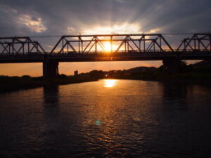 渡良瀬橋の夕日写真です。