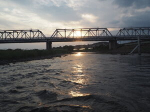 渡良瀬橋の夕日の写真です。