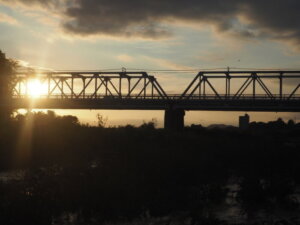 良瀬橋の夕日の写真です。