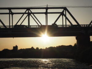 渡良瀬橋の夕日の写真です。
