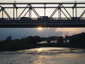渡良瀬橋の夕日の写真です。