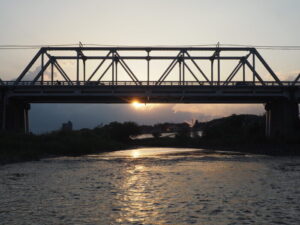 渡良瀬橋の夕日の写真です。