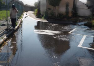 冠水した道路の写真です。