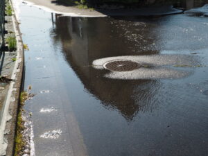 冠水した道路の写真です。