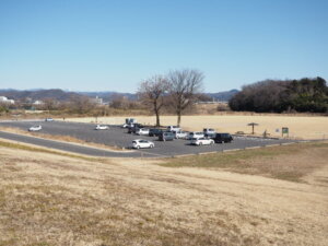 渡良瀬川緑地公園 西側駐車場の写真です。