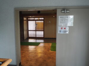 ホワイトパレス2階入り口の写真です。