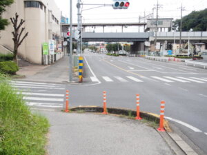 中橋を背にした市駅北交差点の写真です。