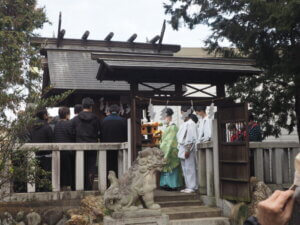 御厨神社：宮司による祝詞を拝聴する参列者の写真です。