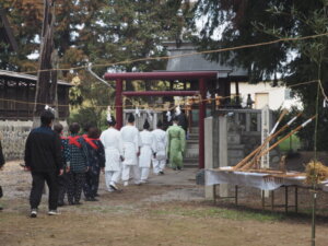 御厨神社：外宮に参拝する神職と氏子の写真です。