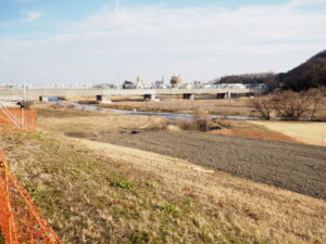 水門から見る渡良瀬橋の写真です。