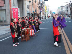 足利鎧行列：足利八木節女前Japanによる八木節演奏の写真です。