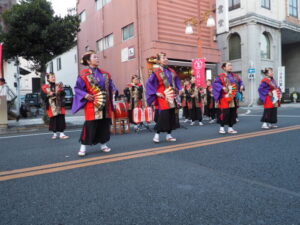 足利鎧行列：足利八木節女前Japanによる八木節演奏の写真です。