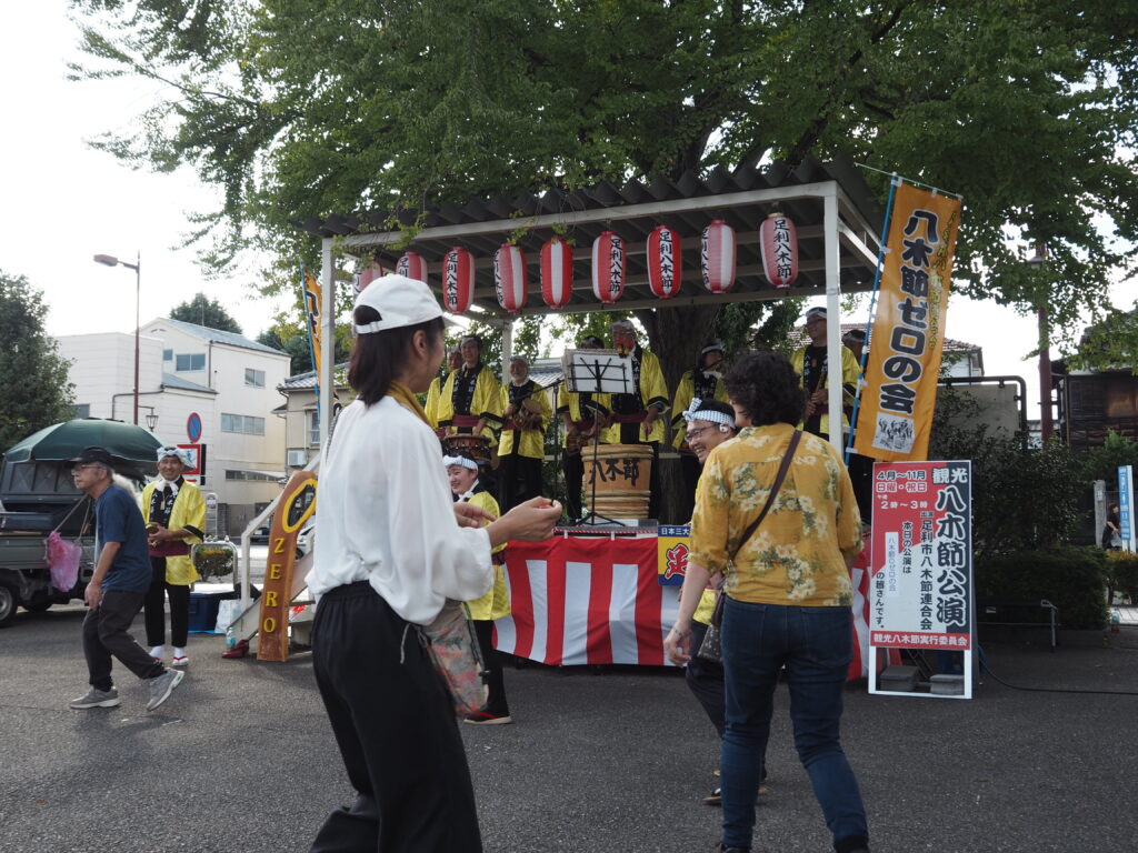 太平記館野外ステージ:八木節演奏の写真です。