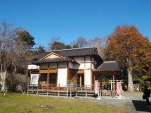 藤棚から見た八雲神社神社の社殿の写真です。