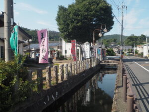 本城厳島神社前の用水の写真です。