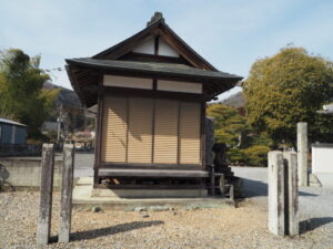 足利三十三観音霊場巡り：金蔵院山門前の八坂神社の写真です。