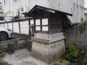 利性院閻魔堂：六地蔵石幢隣のの八坂神社写真です。