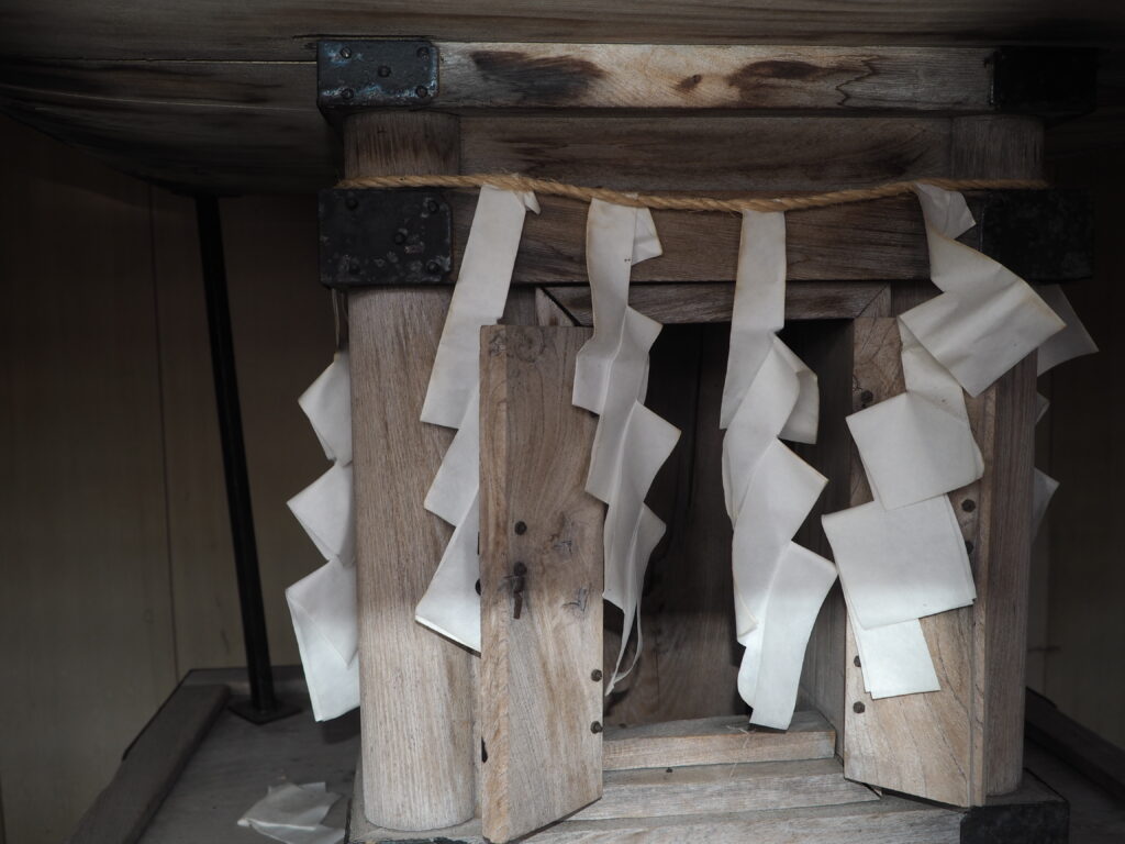 南大町芋森神明宮境内社：八坂神社拝殿の写真です。