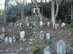 養源寺：庚申塔とお堂の写真です。