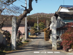 養源寺：参道入り口の写真です。