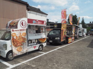 ヤングヤング夏祭り：うまいもん屋台の写真です。