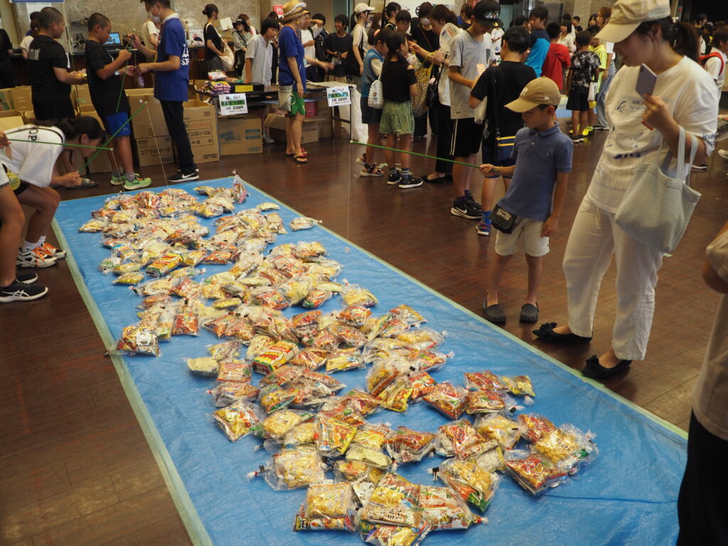 ヤングヤング夏祭り:お菓子つりの写真です。