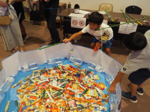 ヤングヤング夏祭り：お菓子つりの写真です。