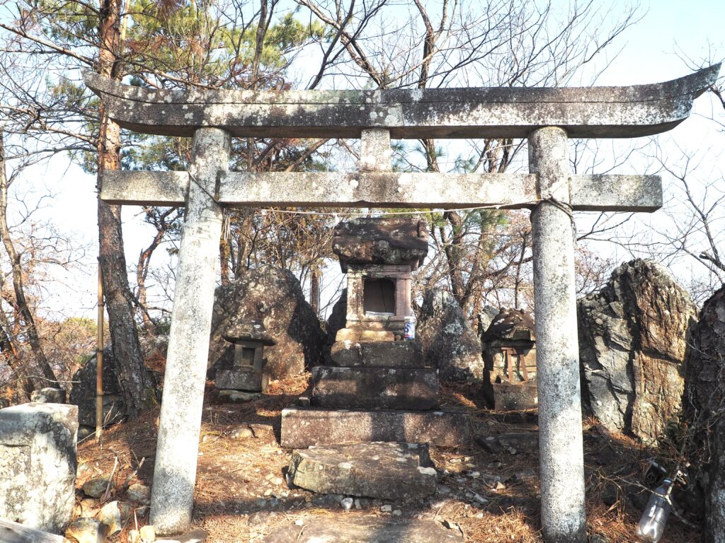 葉鹿町湯殿山神社の写真です。