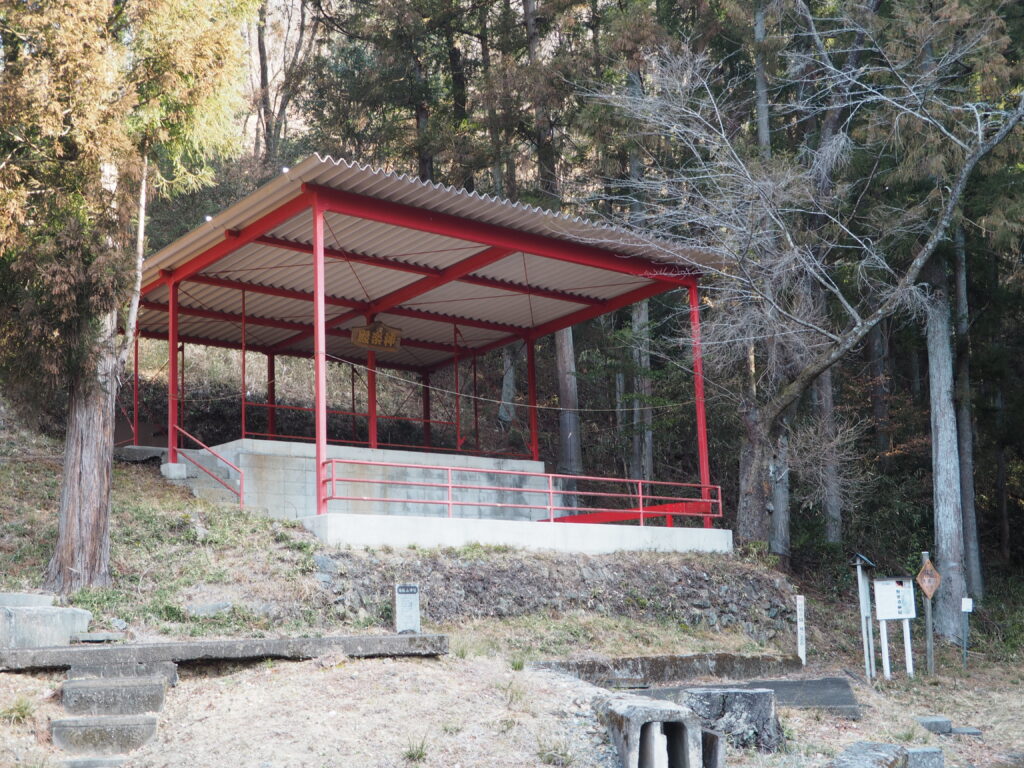 湯殿山神社の神楽殿の写真です。
