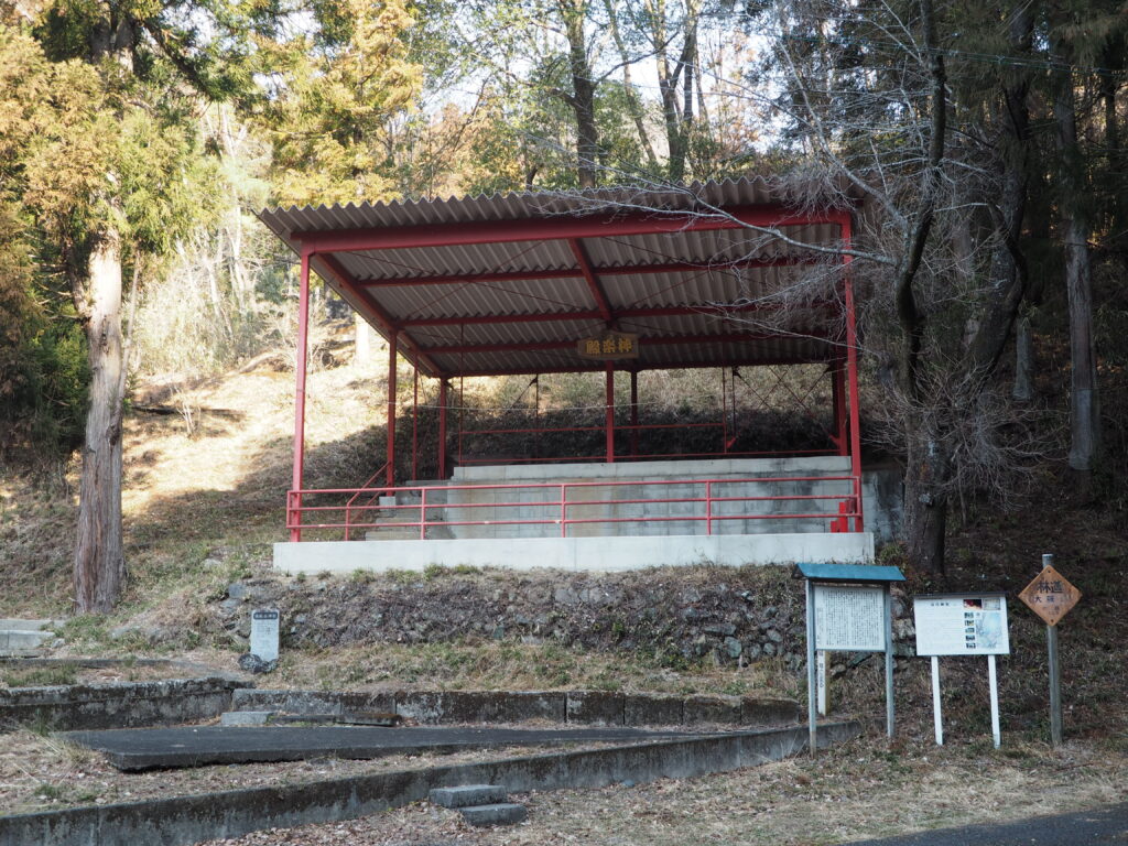 湯殿山神社：神楽殿の写真です。