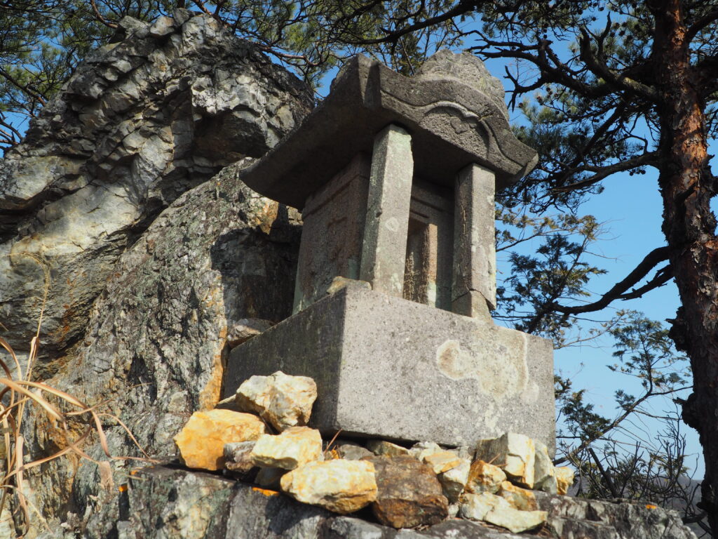 湯殿山神社：周辺に点在する石祠の写真です。