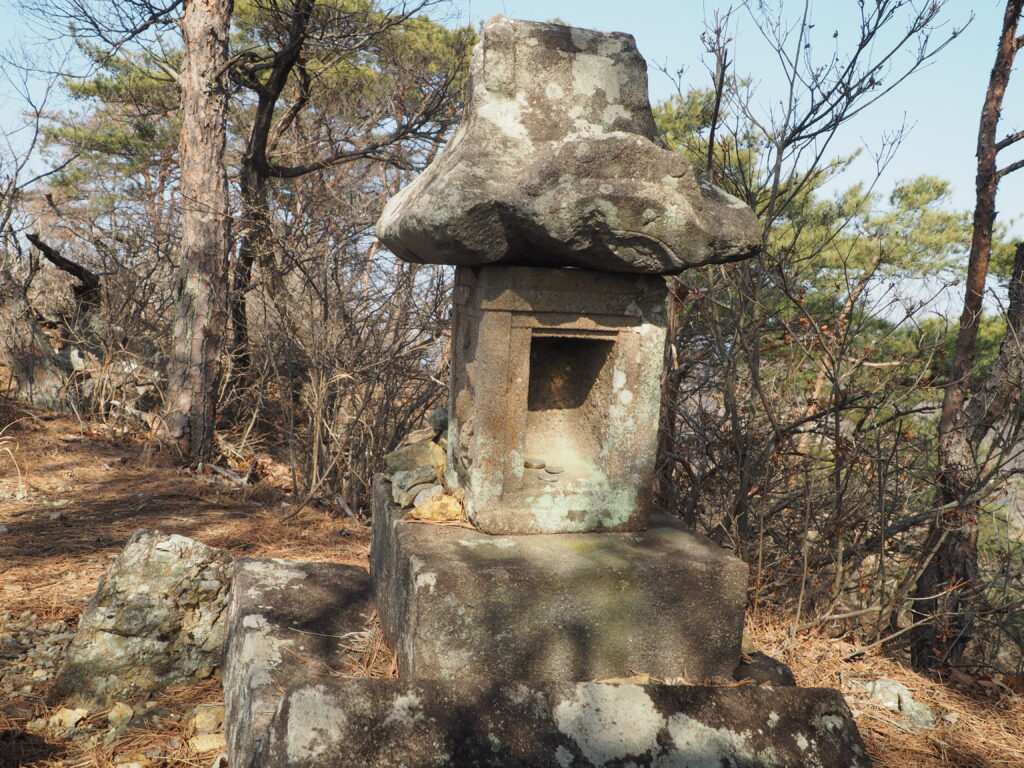 湯殿山神社：周辺に点在する石祠の写真です。