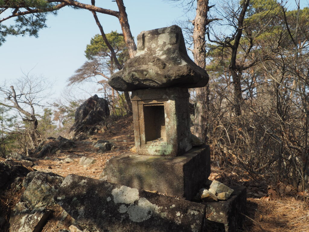 湯殿山神社：周辺に点在する石祠の写真です。