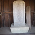 善徳寺：お堂の中の石塔の写真です。