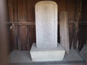 善徳寺：お堂の中の石塔の写真です。