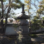 善徳寺：境内の石塔の写真です。