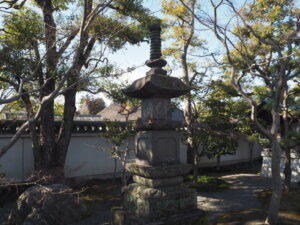 善徳寺：境内の石塔の写真です。